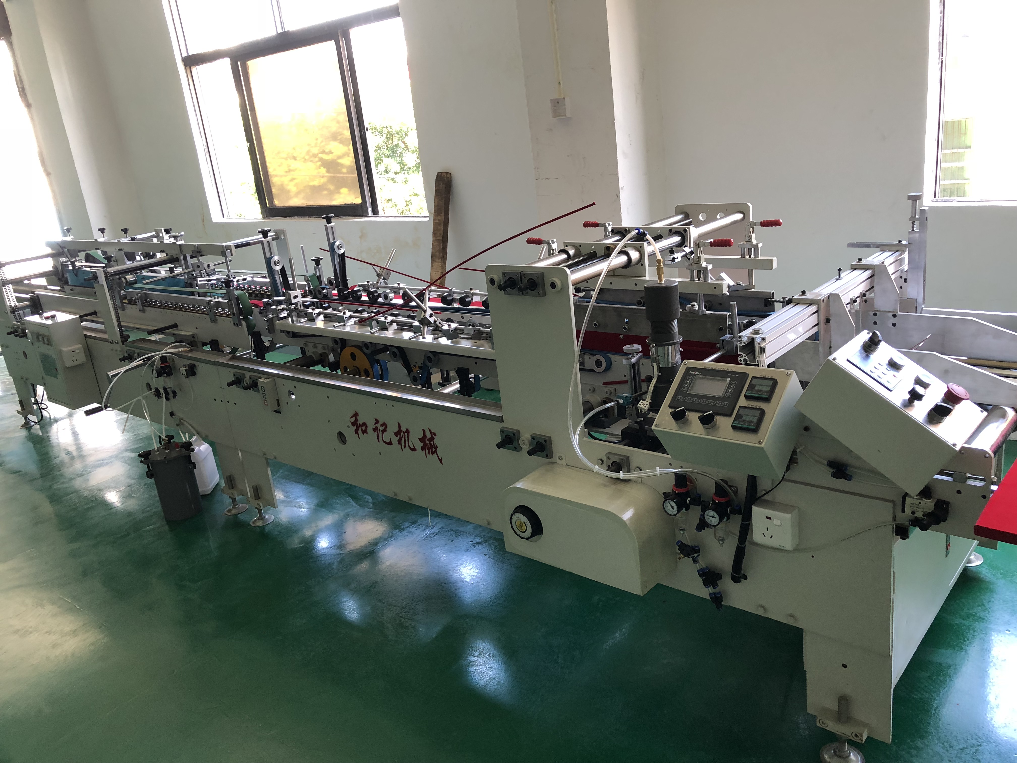 膠(jiao)盒折邊機(ji)