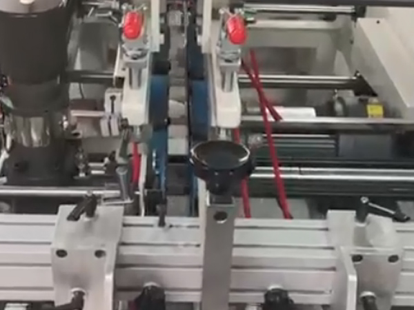 東莞(wan)全自(zi)動膠(jiao)盒機(ji)生産(chan)