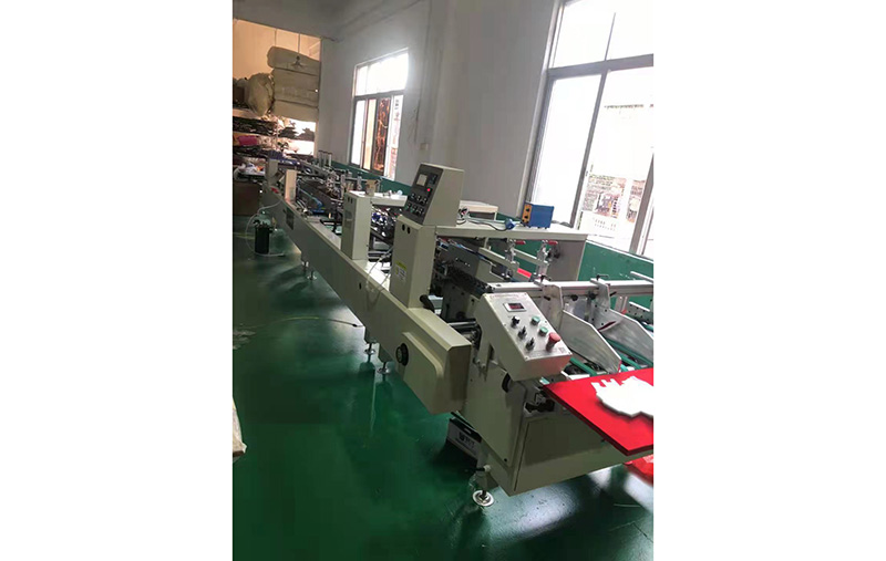 自動(dong)膠盒(he)機