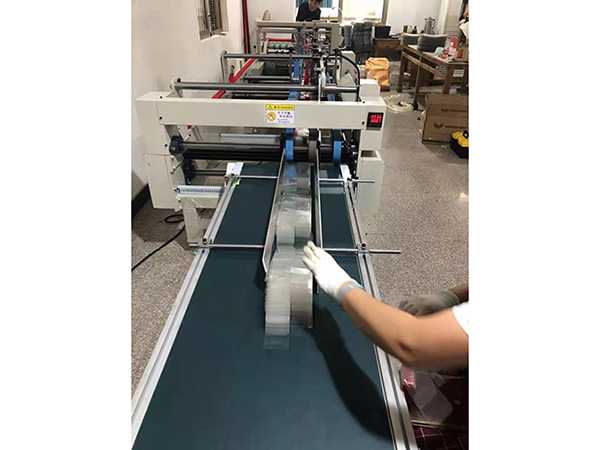 PVC全自(zi)動膠(jiao)盒機(ji)