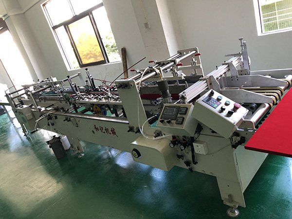 全(quan)自動(dong)塑料(liao)PVC粘盒(he)機