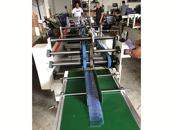 專業制(zhi)造全自動(dong)糊盒機 pet全(quan)自動膠盒(he)機 PP透明塑(su)料盒粘盒(he)機