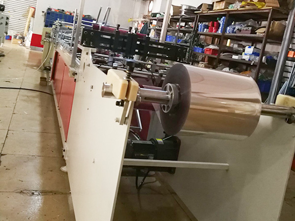 高效全自(zi)動膠盒機(ji)