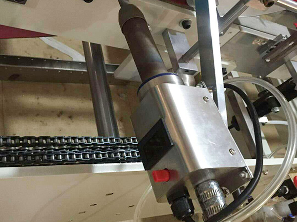 全自(zi)動粘盒膠(jiao)盒機