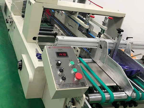 PVC全(quan)自動(dong)膠盒(he)機