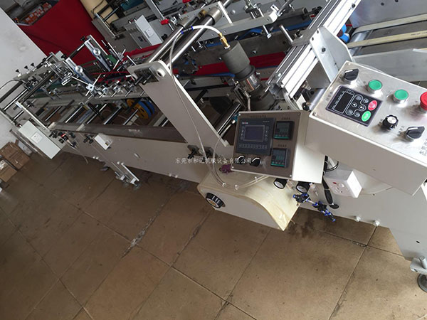 講一(yi)講膠(jiao)盒機(ji)的發(fa)展與(yu)時俱(ju)進和(he)特點(dian)