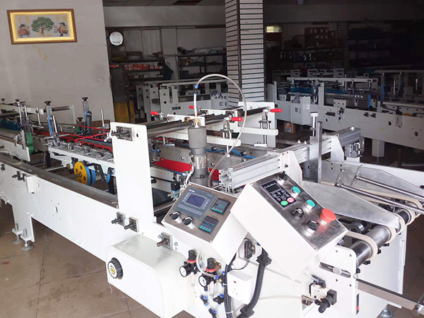 PET膠(jiao)盒機(ji)