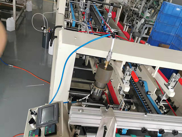 PVC膠(jiao)盒機(ji)