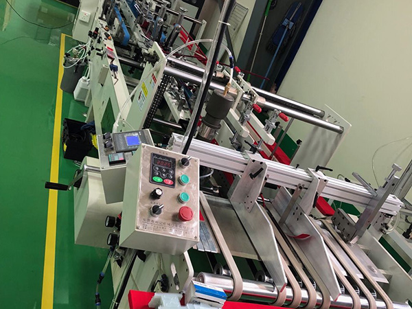 批(pi)發全自動(dong)膠盒機 pvc透(tou)明包裝膠(jiao)盒機廠家(jia) PET噴槍膠盒(he)機