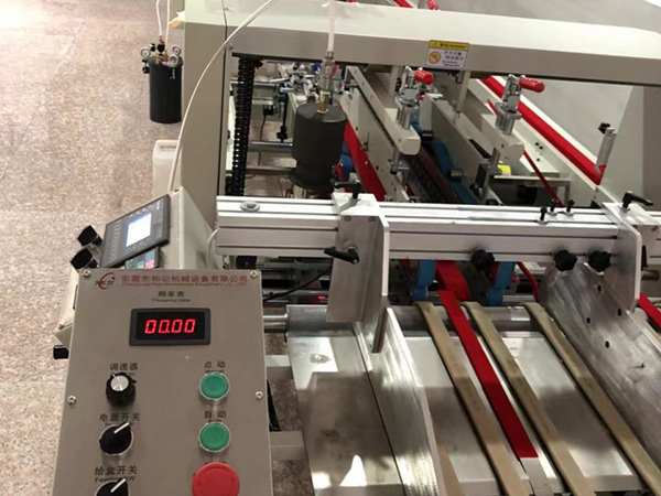 膠(jiao)盒機(ji) 東莞(wan)市和(he)記機(ji)械設(she)備有(you)限公(gong)司 全(quan)自動(dong)PVC PP塑料(liao)折盒(he)膠盒(he)粘盒(he)機