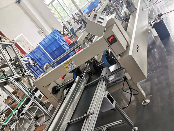 東(dong)莞和記(ji)   PET膠盒機(ji)