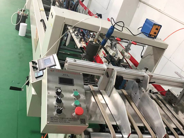 廠(chang)家直(zhi)銷 全(quan)自動(dong)pvc膠盒(he)糊盒(he)機 透(tou)明折(she)盒折(she)邊機(ji) 全自(zi)動高(gao)速粘(zhan)盒機(ji)