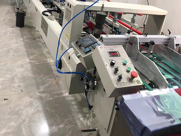 東莞(wan)和記廠家(jia)塑料膠盒(he)機 全自動(dong)塑料膠盒(he)折盒機 全(quan)自動膠盒(he)成型機