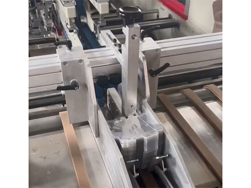 膠盒(he)粘貼(tie)小盒(he)子