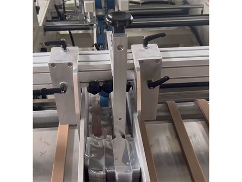 膠(jiao)盒粘(zhan)貼小(xiao)盒子(zi)