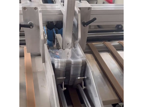 膠(jiao)盒粘(zhan)貼小(xiao)盒子(zi)